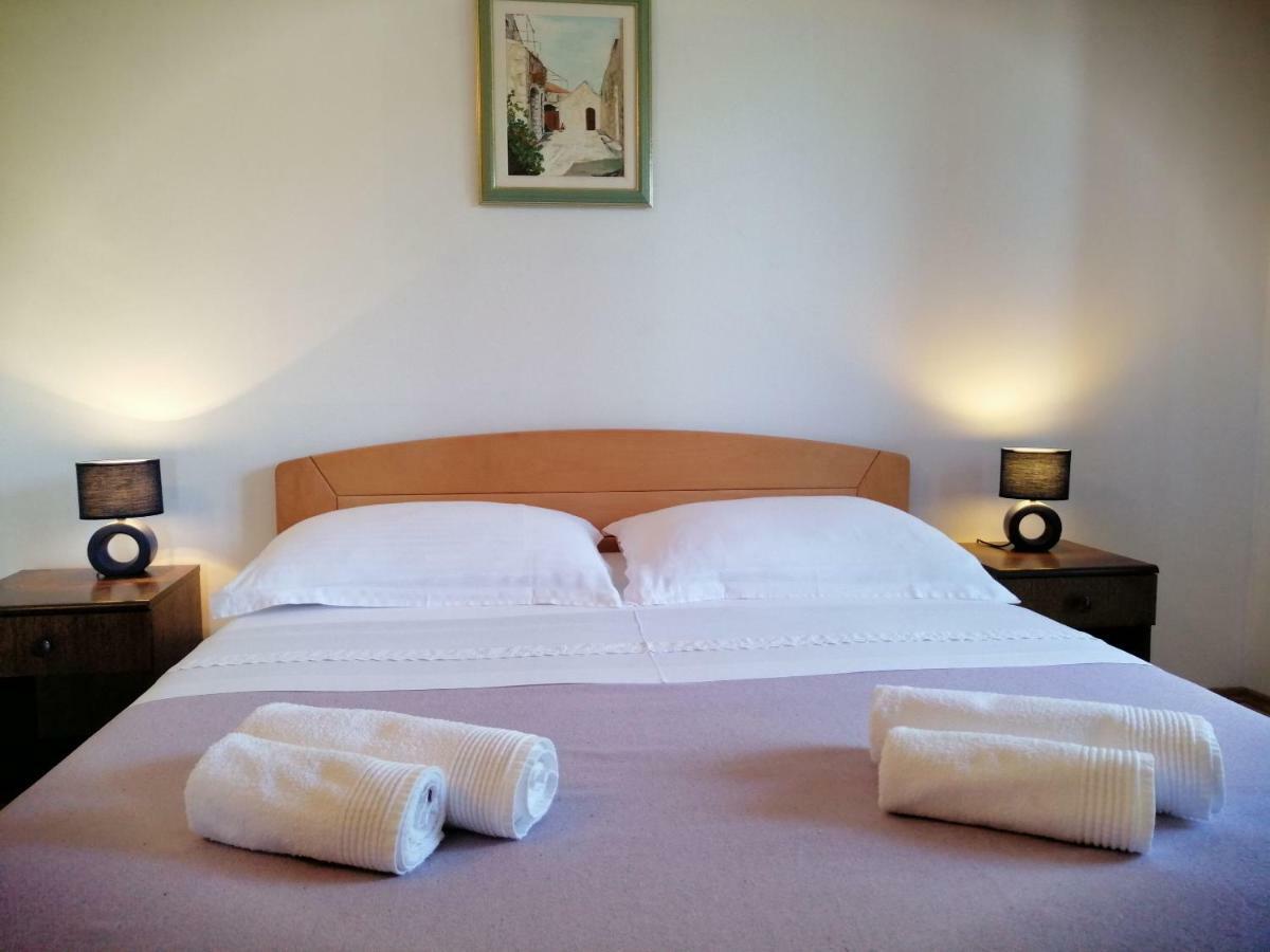 Apartments And Room Caric Jelsa  Esterno foto