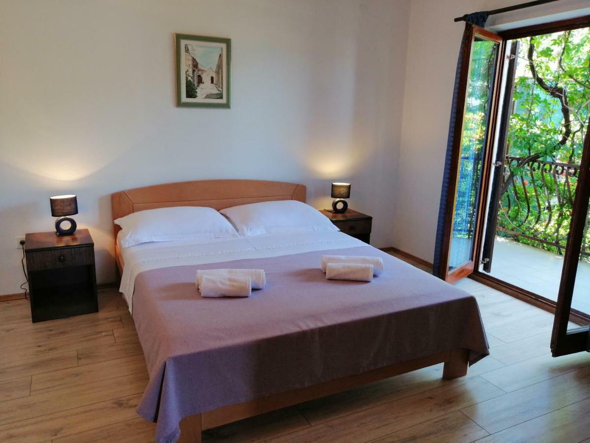 Apartments And Room Caric Jelsa  Esterno foto