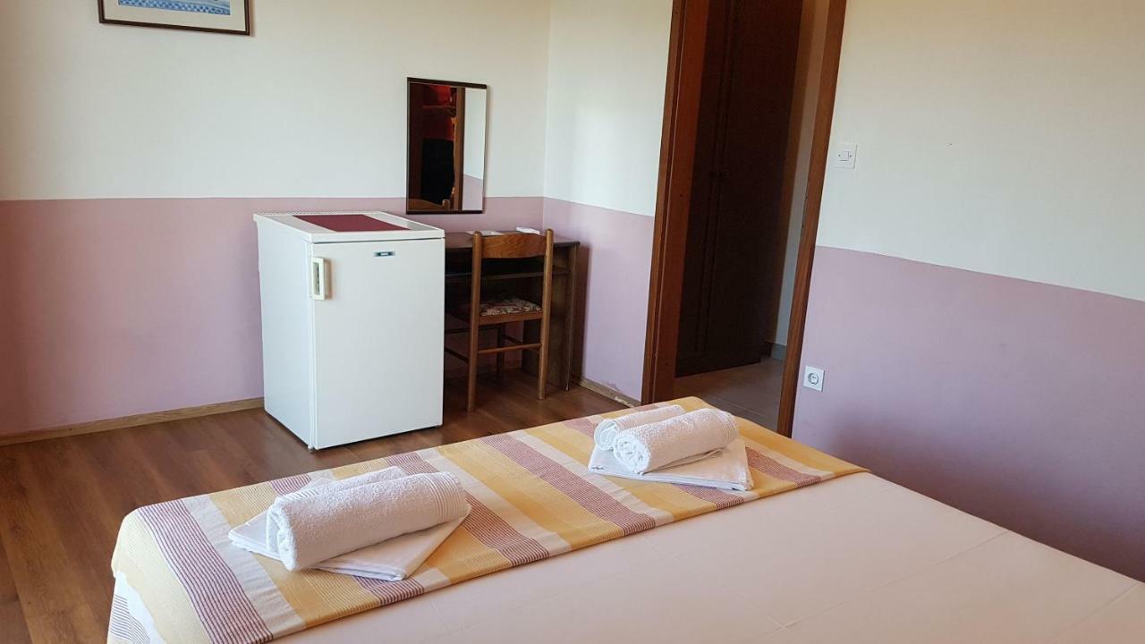 Apartments And Room Caric Jelsa  Esterno foto