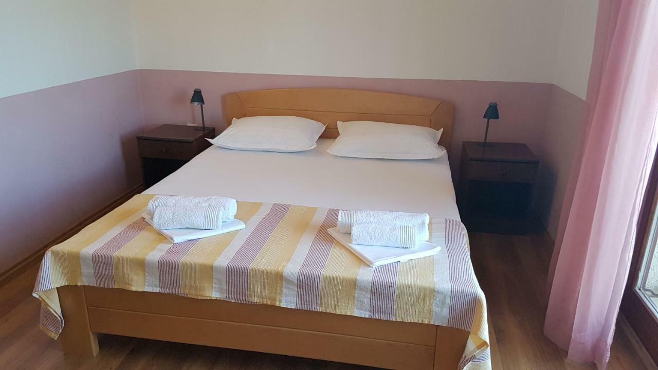 Apartments And Room Caric Jelsa  Esterno foto