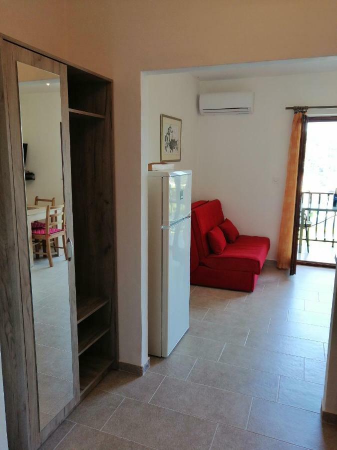 Apartments And Room Caric Jelsa  Esterno foto