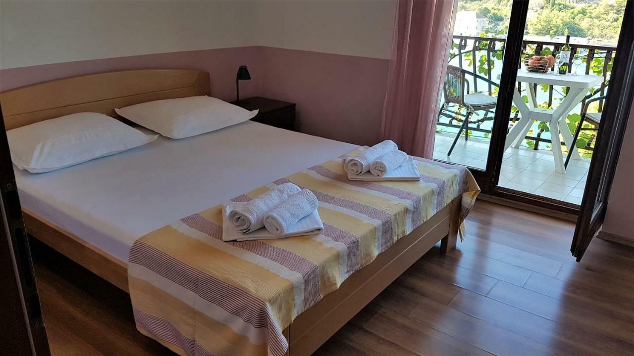 Apartments And Room Caric Jelsa  Esterno foto