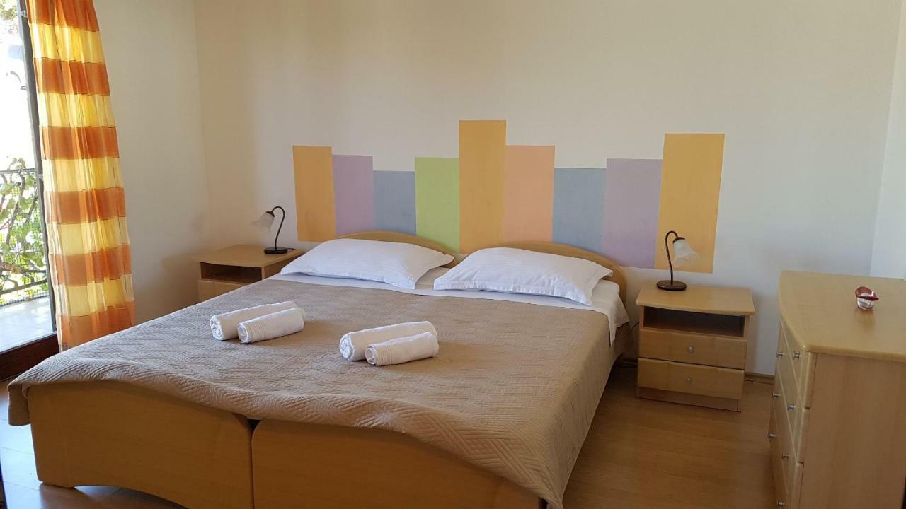 Apartments And Room Caric Jelsa  Esterno foto