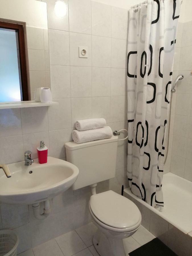 Apartments And Room Caric Jelsa  Esterno foto