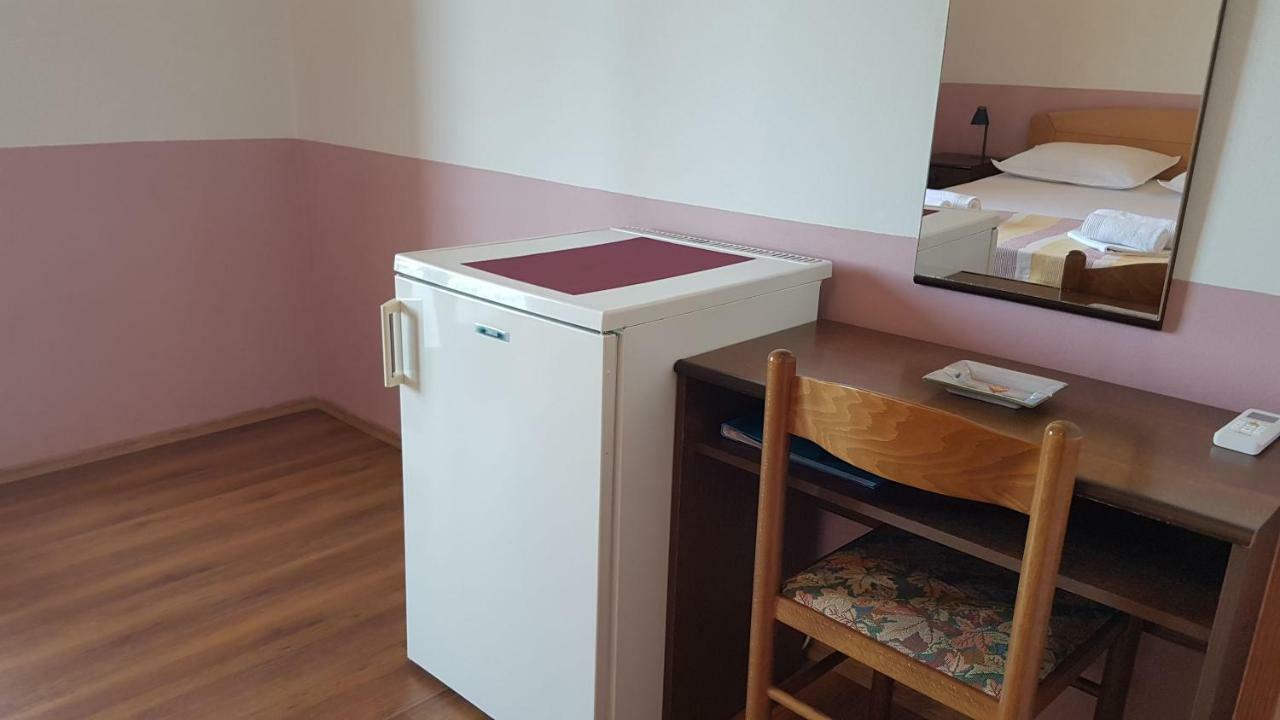 Apartments And Room Caric Jelsa  Esterno foto