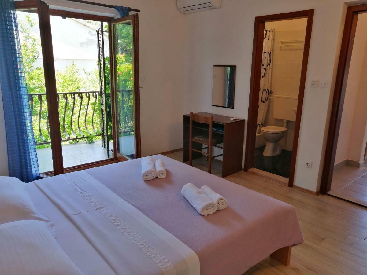 Apartments And Room Caric Jelsa  Esterno foto