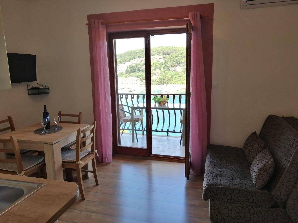 Apartments And Room Caric Jelsa  Esterno foto