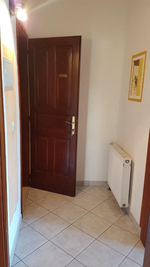 Apartments And Room Caric Jelsa  Esterno foto