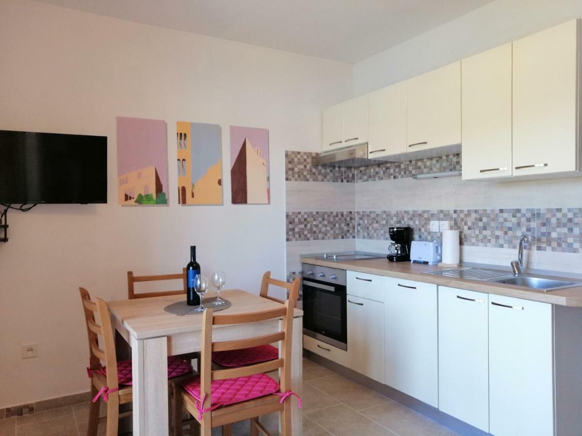 Apartments And Room Caric Jelsa  Esterno foto
