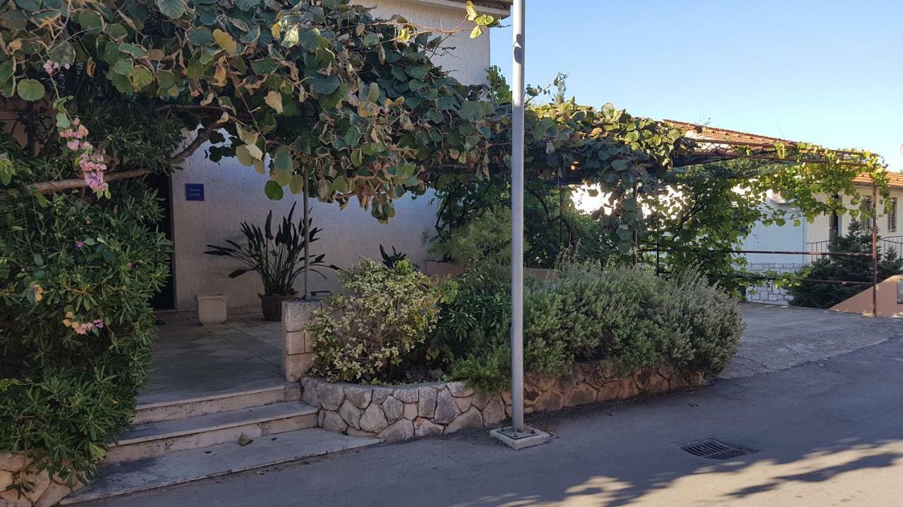 Apartments And Room Caric Jelsa  Esterno foto