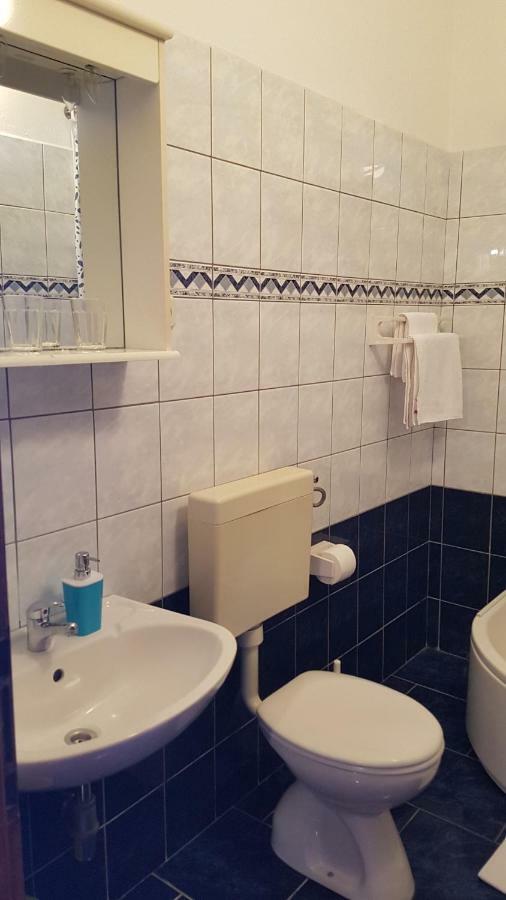Apartments And Room Caric Jelsa  Esterno foto