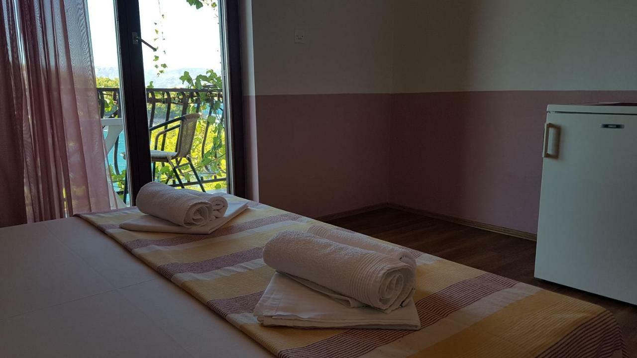 Apartments And Room Caric Jelsa  Esterno foto