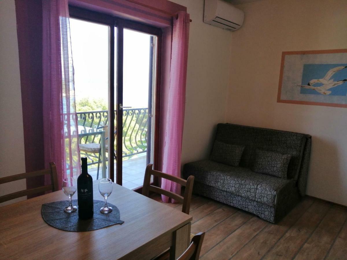 Apartments And Room Caric Jelsa  Esterno foto