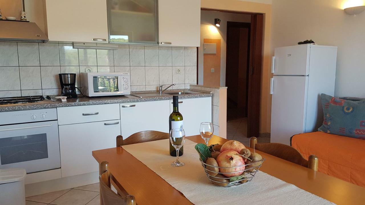 Apartments And Room Caric Jelsa  Esterno foto
