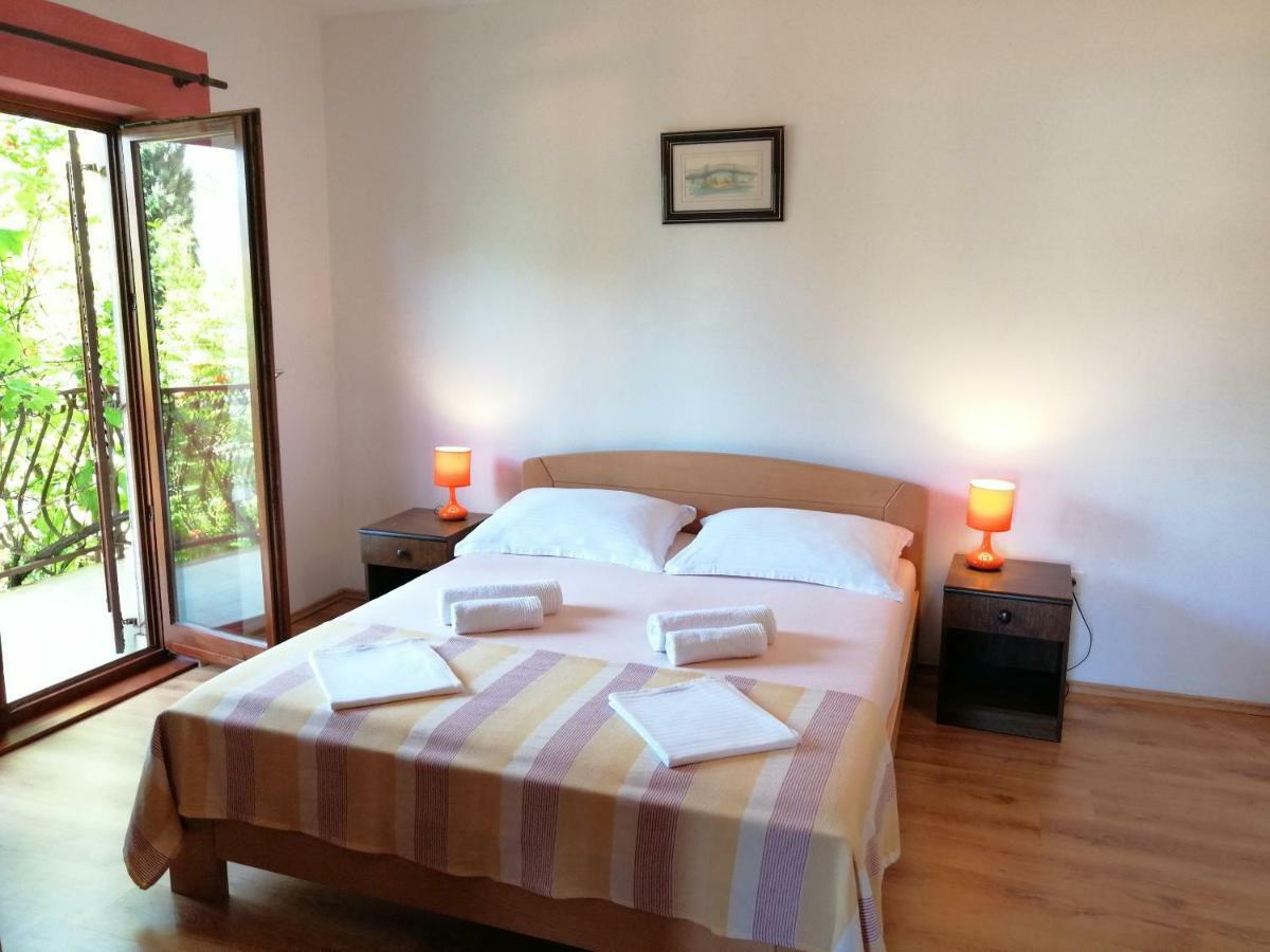 Apartments And Room Caric Jelsa  Esterno foto