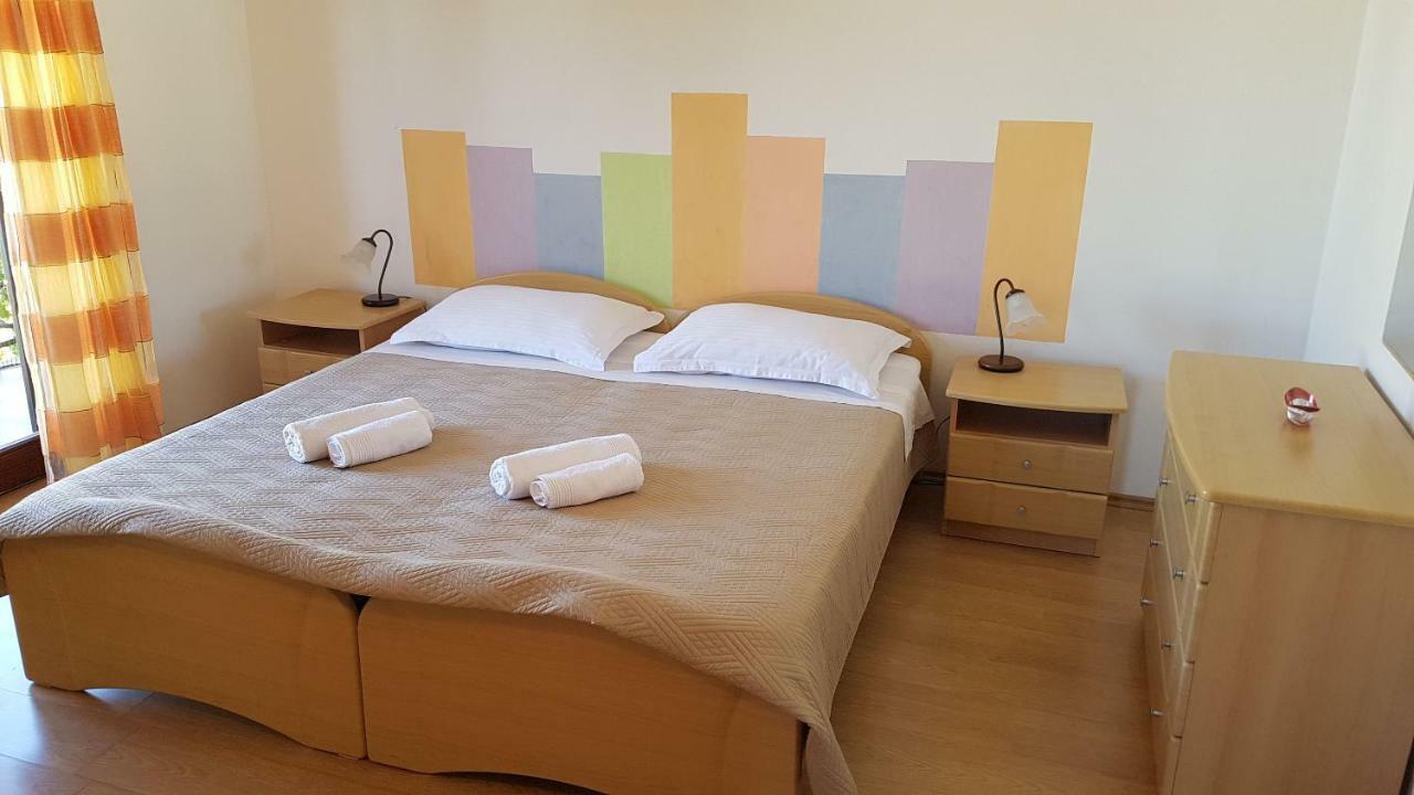 Apartments And Room Caric Jelsa  Esterno foto