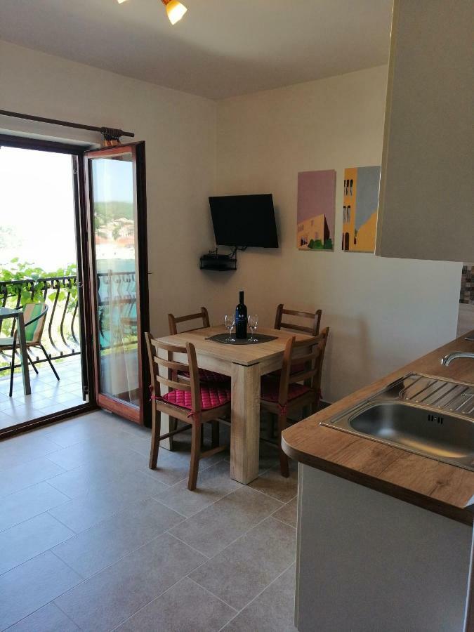Apartments And Room Caric Jelsa  Esterno foto