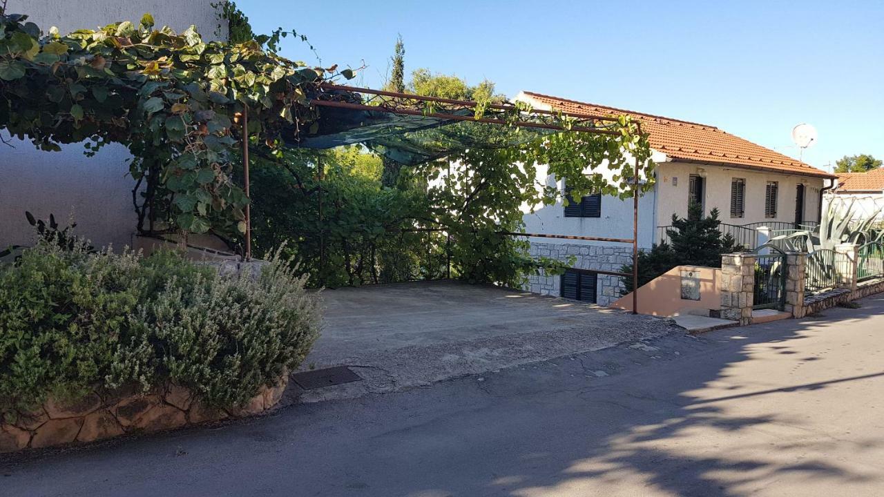 Apartments And Room Caric Jelsa  Esterno foto